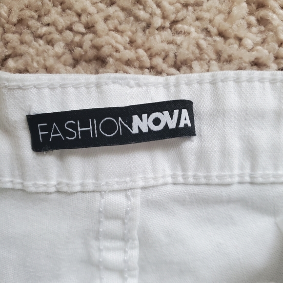 Fashion Nova White Distresses Shorts Size 30 - Picture 2 of 5